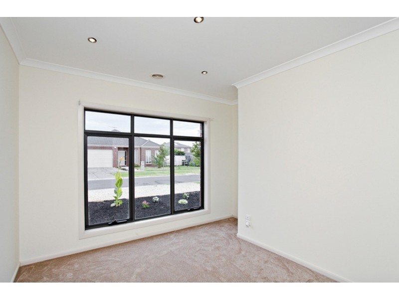 19 Dolphin Crescent, Point Cook VIC 3030