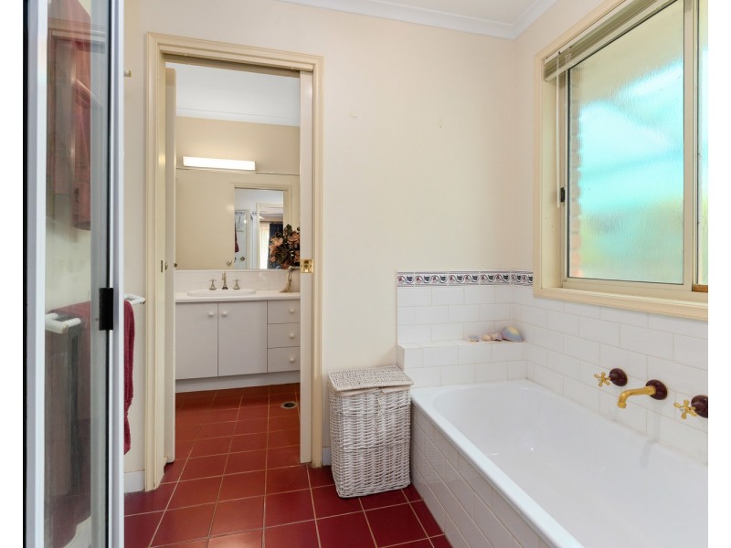 150 Jude Street, Howlong NSW 2643