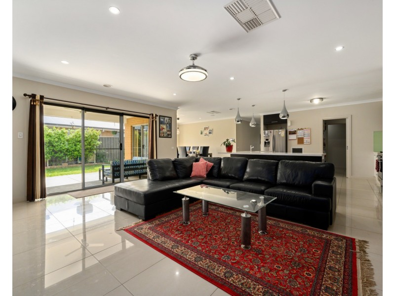 21 Silky Oak Avenue, Wodonga VIC 3690