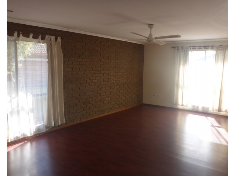 3/8 Page Court, Wodonga VIC 3690