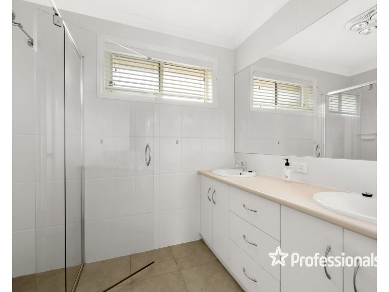 74 James Cook Avenue, Howlong NSW 2643