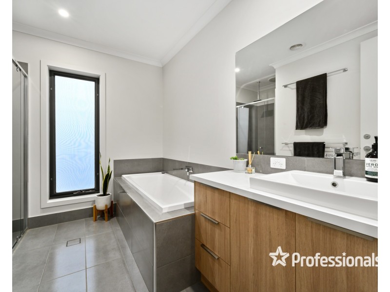 32 Baltimore Avenue, Hamilton Valley NSW 2641