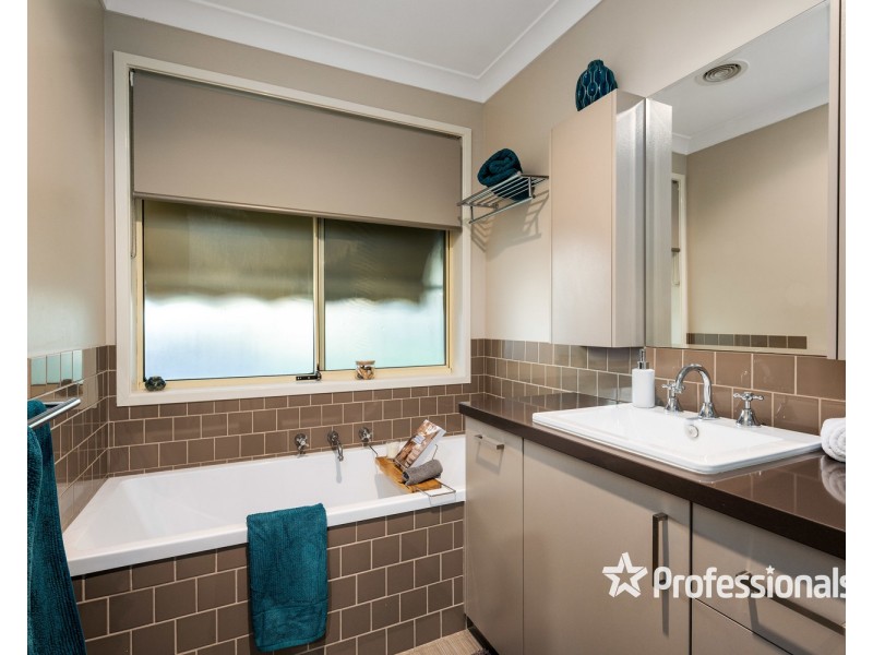 13 Stenzel Crescent, Baranduda VIC 3691