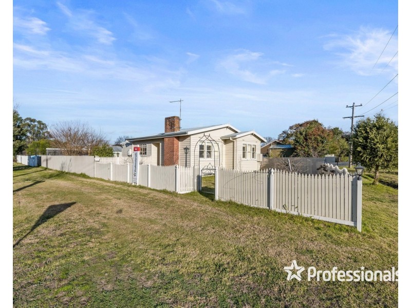 2 Burke Street, Chiltern VIC 3683