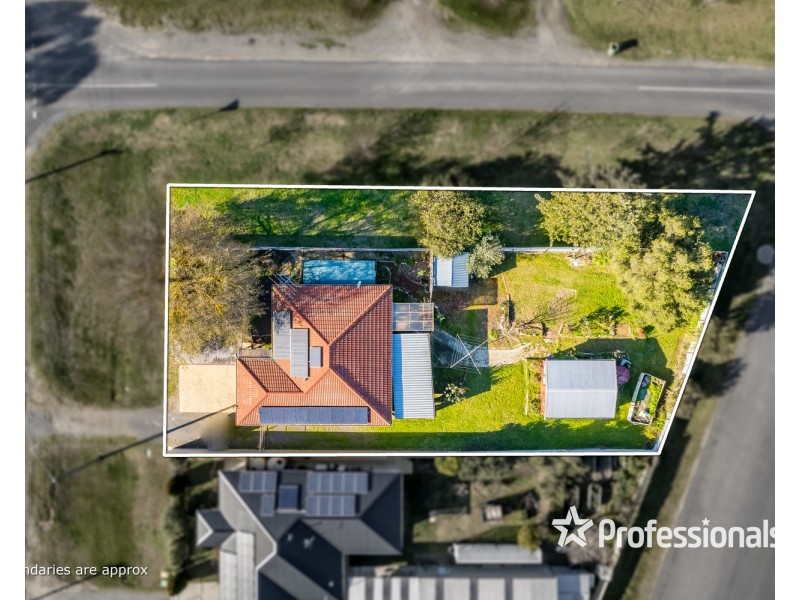8 Albert Road, Chiltern VIC 3683