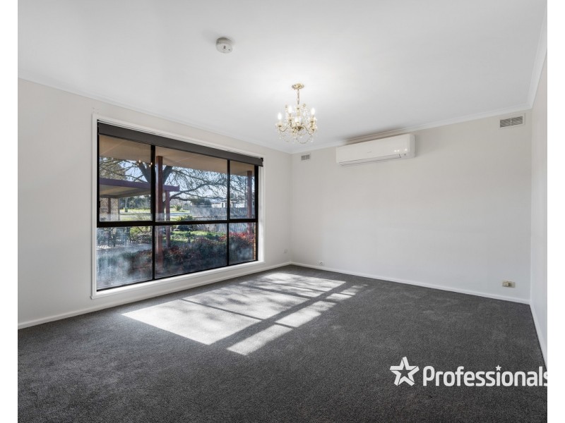 8 Albert Road, Chiltern VIC 3683