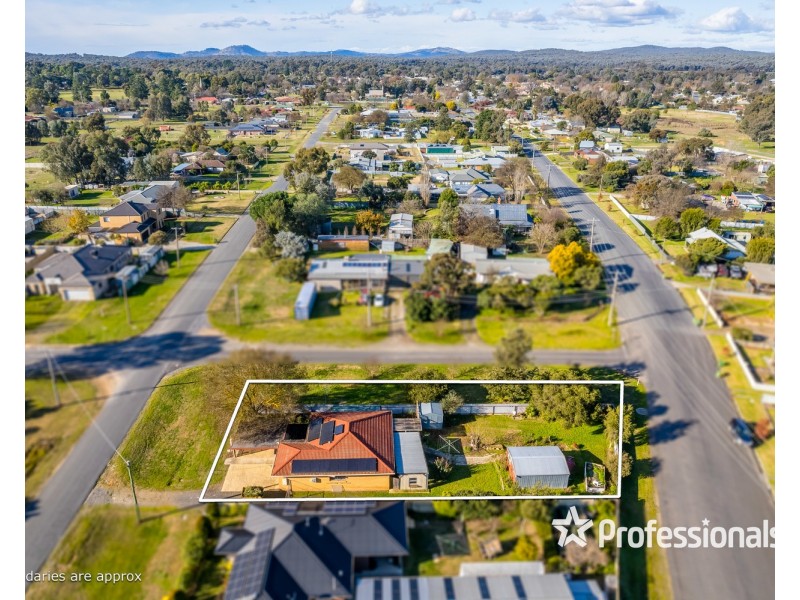 8 Albert Road, Chiltern VIC 3683