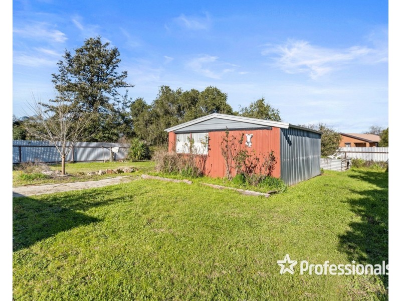 8 Albert Road, Chiltern VIC 3683