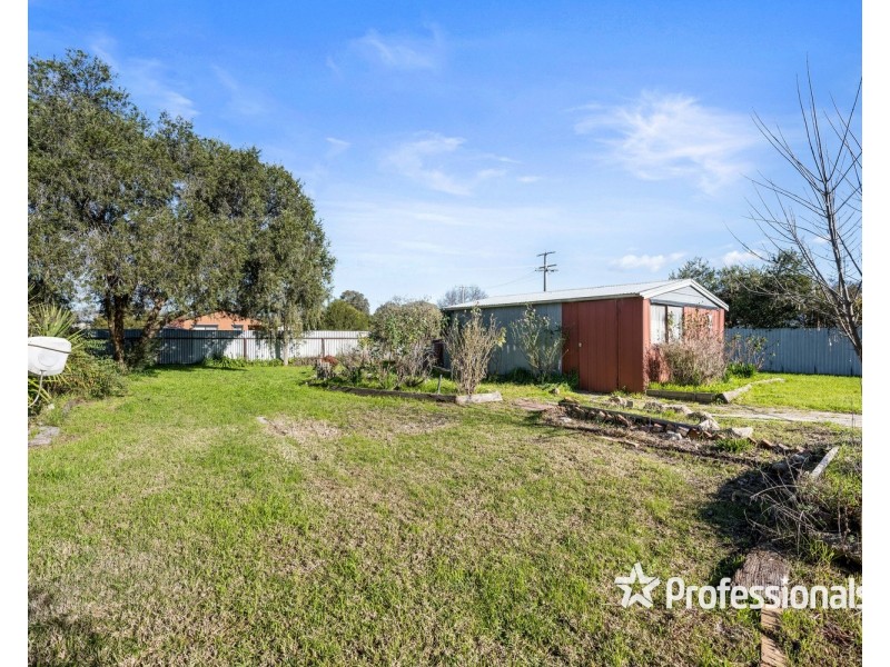 8 Albert Road, Chiltern VIC 3683