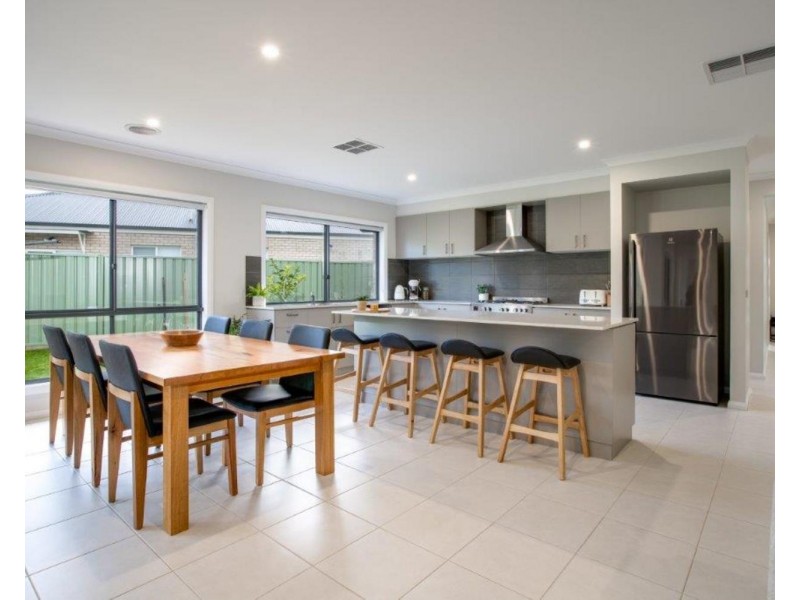 10 Balmain Place, Lavington NSW 2641