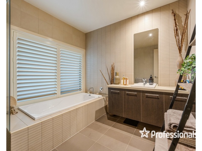 8 Ash Grove, Thurgoona NSW 2640