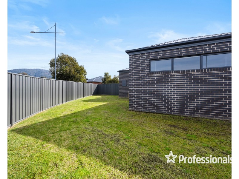6 Eisenhauer Drive, Thurgoona NSW 2640