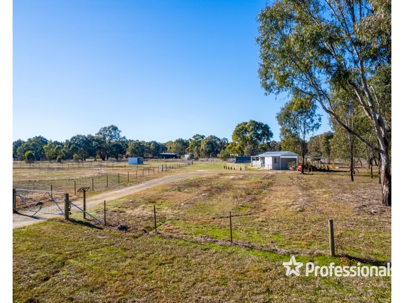 18 Moffat Road, Chiltern VIC 3683