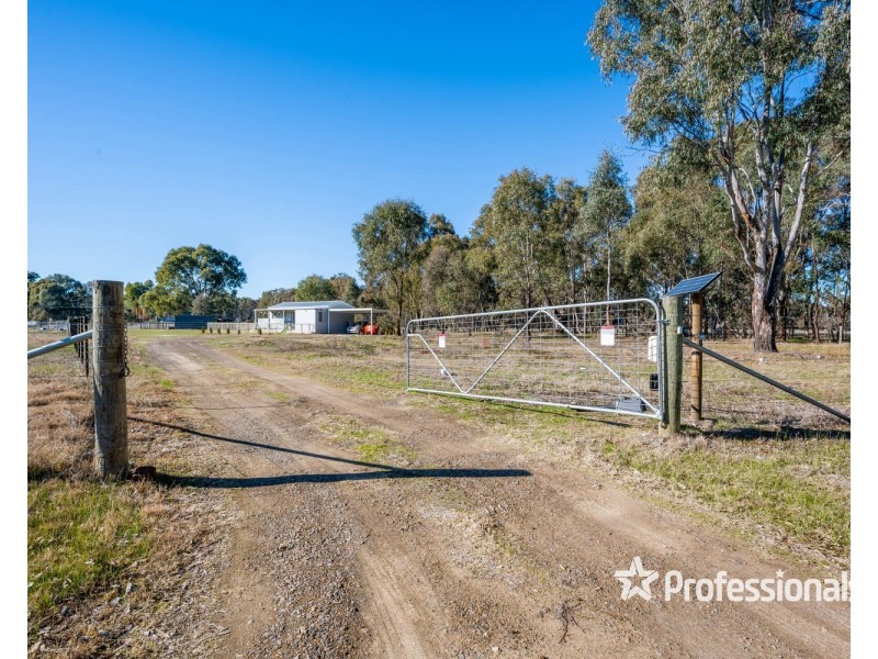 18 Moffat Road, Chiltern VIC 3683