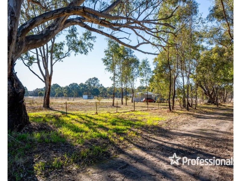 18 Moffat Road, Chiltern VIC 3683