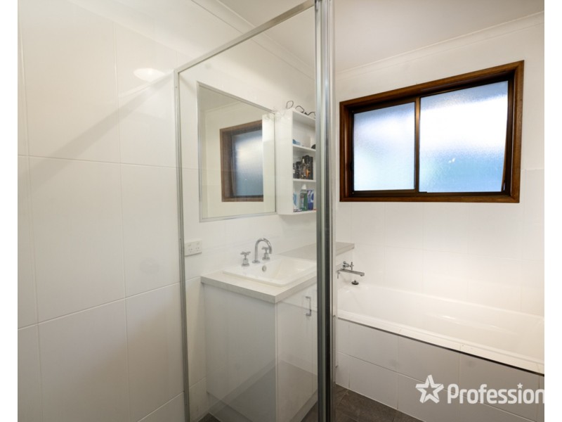 3/8 Page Court, West Wodonga VIC 3690