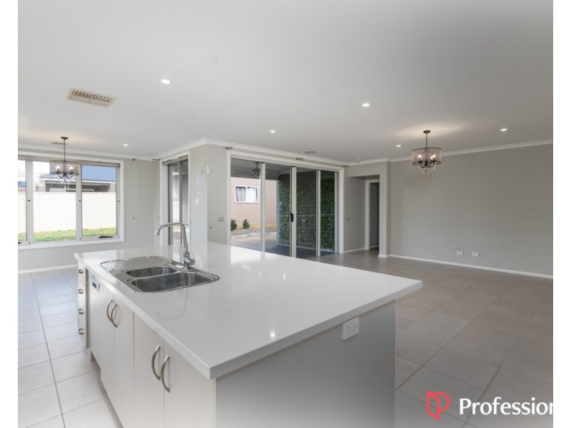 33 Erlandsen Circuit, Wodonga VIC 3690