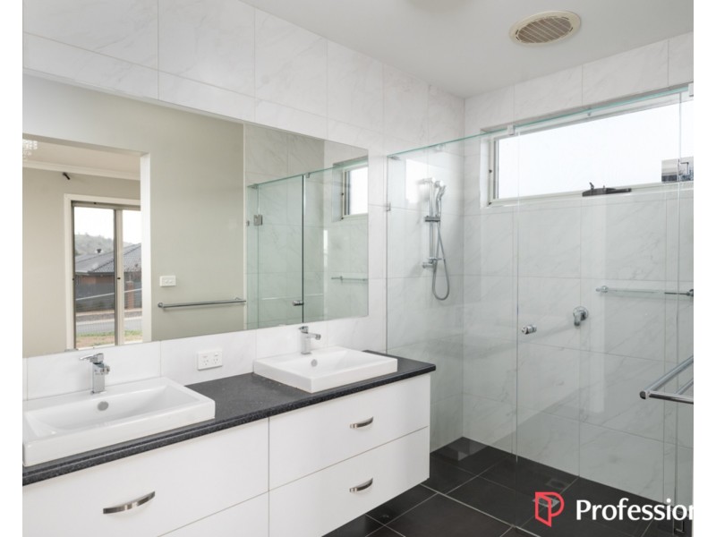 33 Erlandsen Circuit, Wodonga VIC 3690