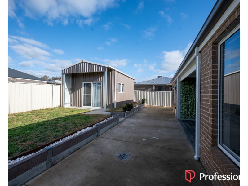 33 Erlandsen Circuit, Wodonga VIC 3690
