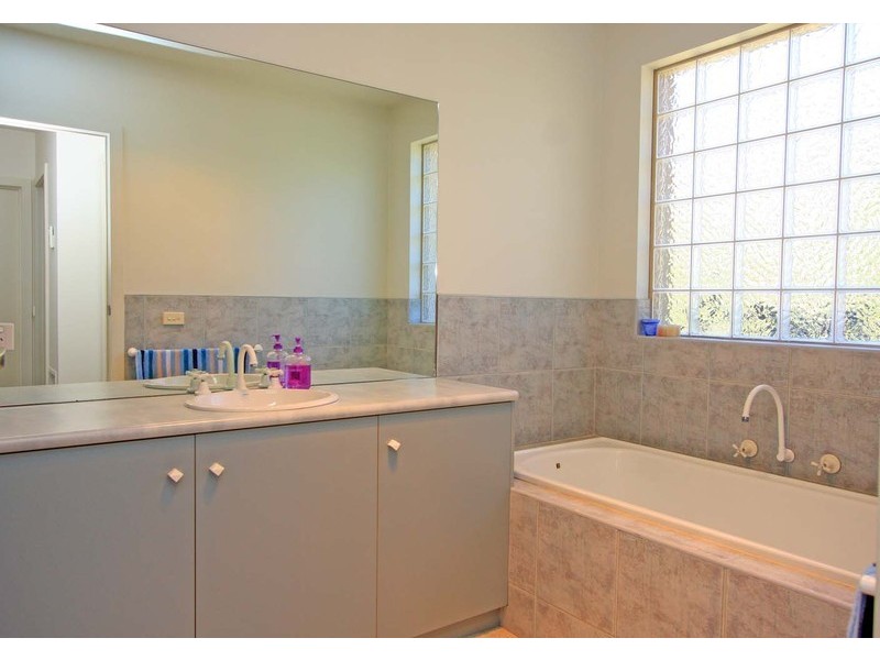 1 Caernarvon Court, Wodonga VIC 3690