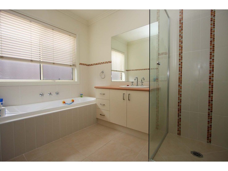 100 Yarralumla Drive, Wodonga VIC 3690