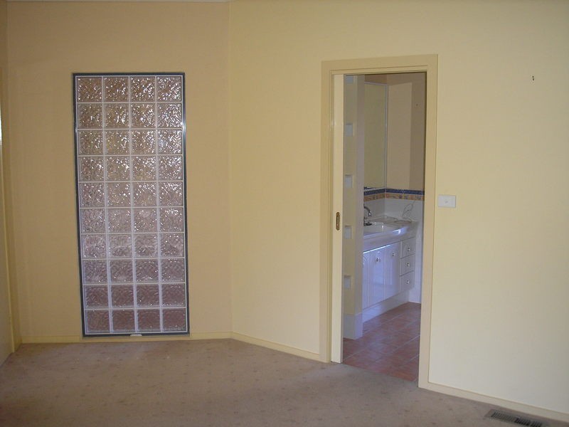 8 Ballara Drive, Wodonga VIC 3690