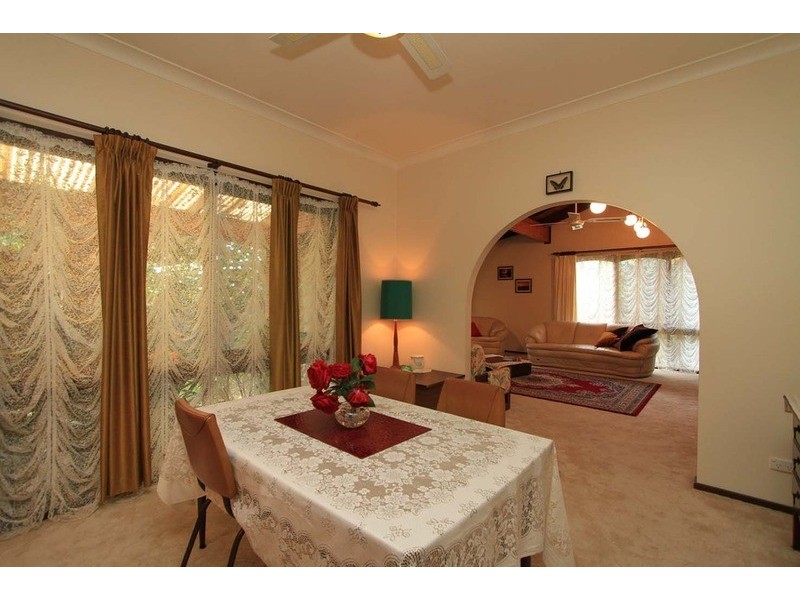 8 Barry Street, Killara VIC 3691