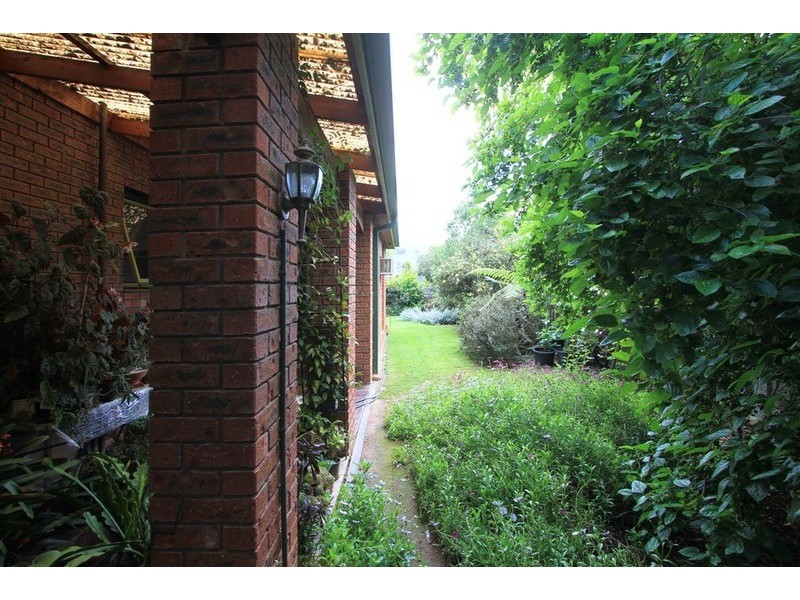 8 Barry Street, Killara VIC 3691