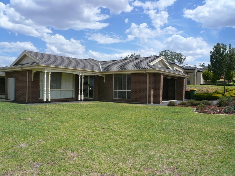 17 Carnoustie Drive, Wodonga VIC 3690