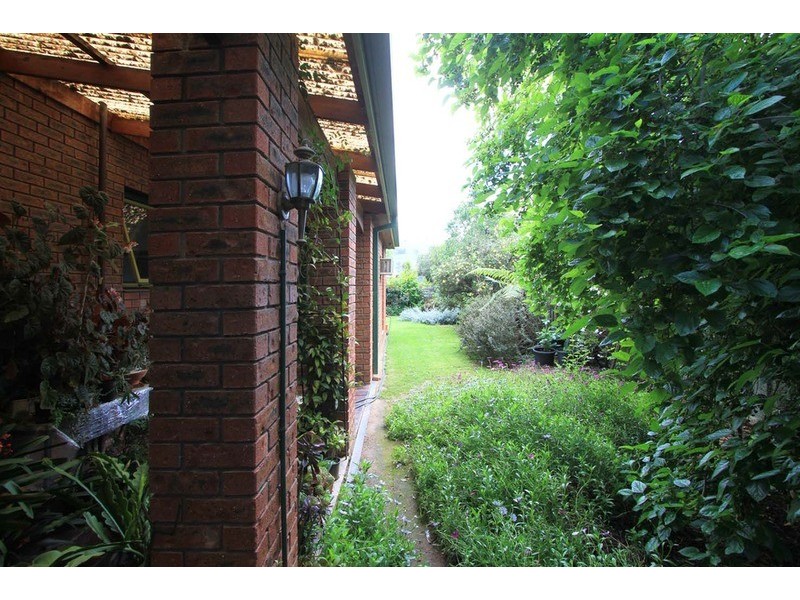 8 Barry Street, Killara VIC 3691