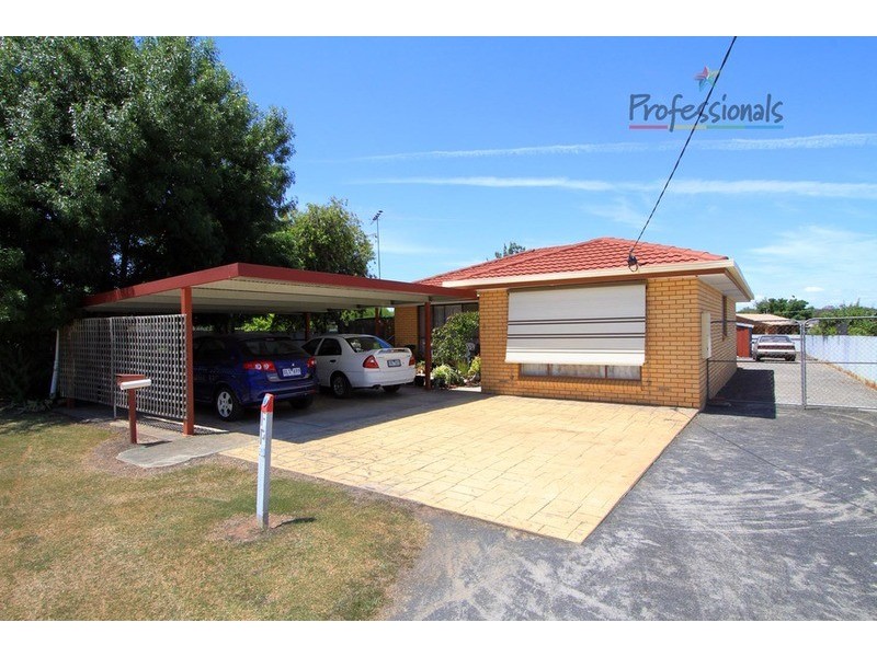8 Albert  Road, Chiltern VIC 3683