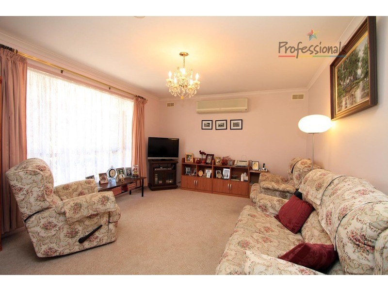 8 Albert  Road, Chiltern VIC 3683