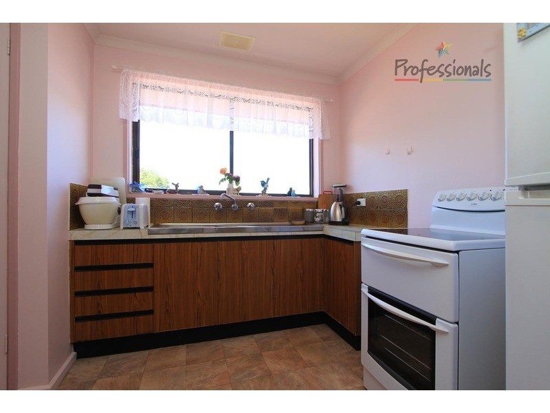 8 Albert  Road, Chiltern VIC 3683
