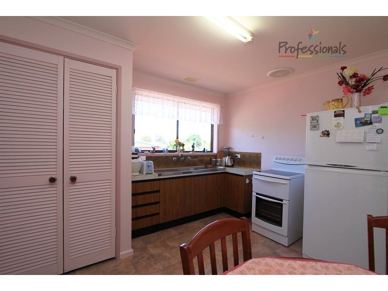 8 Albert  Road, Chiltern VIC 3683