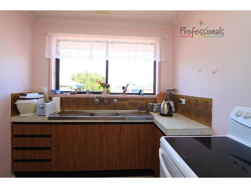 8 Albert  Road, Chiltern VIC 3683