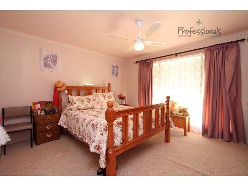 8 Albert  Road, Chiltern VIC 3683