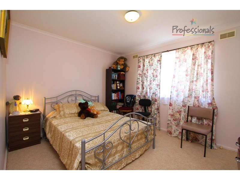 8 Albert  Road, Chiltern VIC 3683