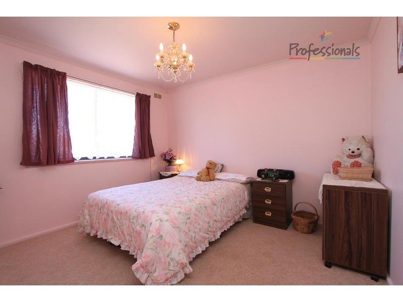8 Albert  Road, Chiltern VIC 3683
