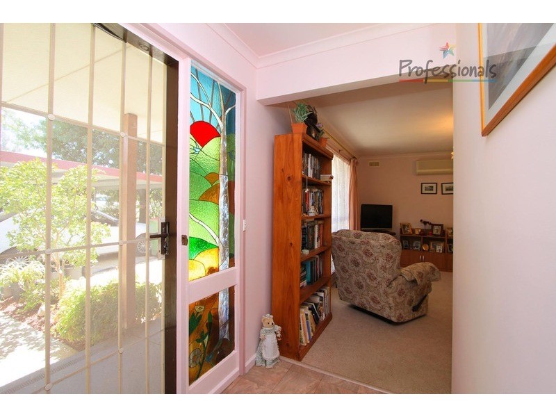 8 Albert  Road, Chiltern VIC 3683