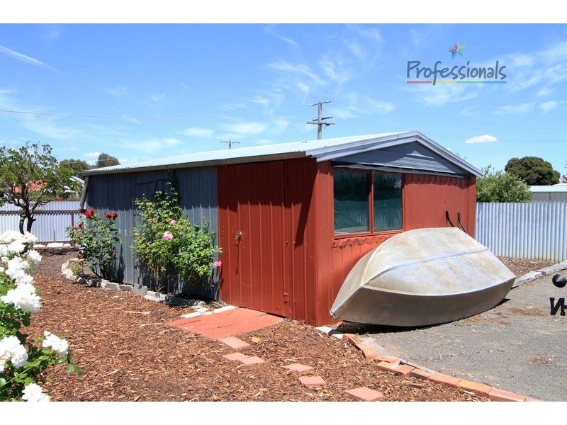 8 Albert  Road, Chiltern VIC 3683