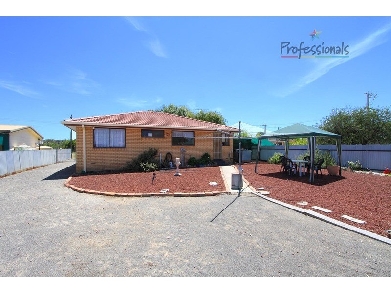8 Albert  Road, Chiltern VIC 3683