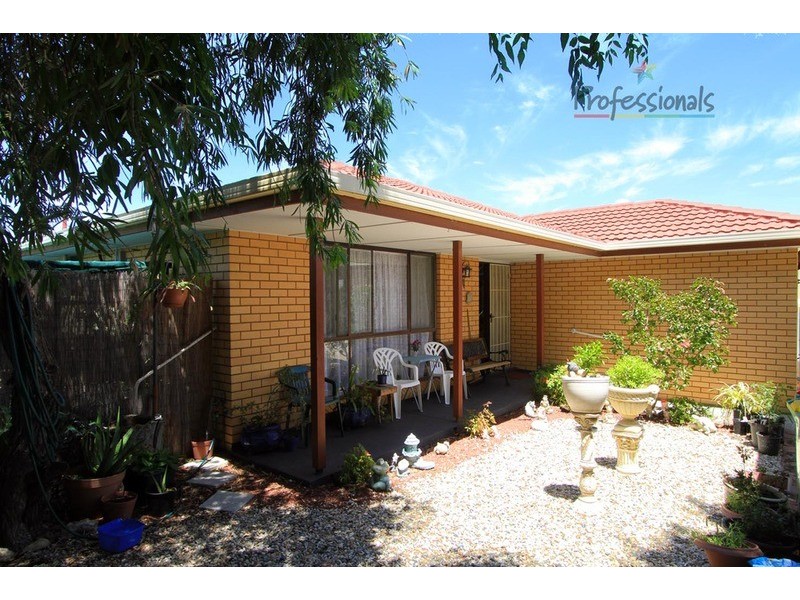 8 Albert  Road, Chiltern VIC 3683