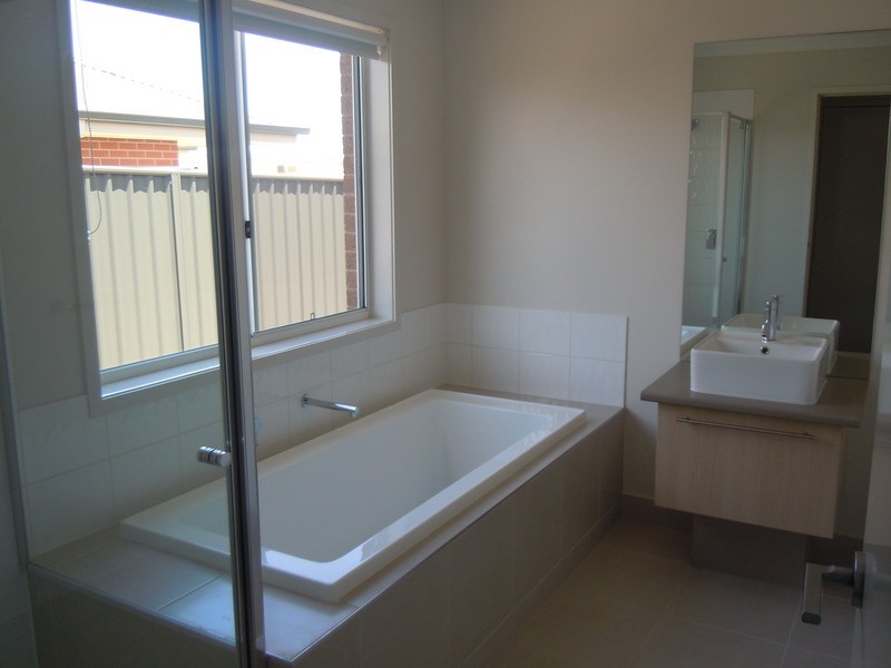 12 Silky Oak Avenue, Wodonga VIC 3690