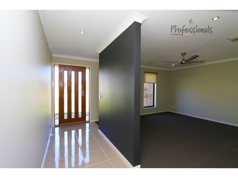 2 Lauren  Place, Wodonga VIC 3690
