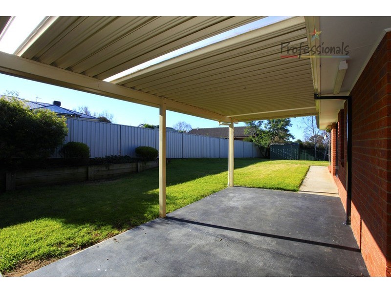 14 Hawk Place, West Wodonga VIC 3690