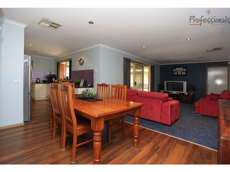 18 Bullara Court, Lavington NSW 2641