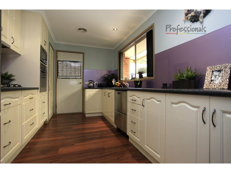 18 Bullara Court, Lavington NSW 2641