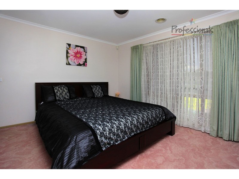 18 Bullara Court, Lavington NSW 2641