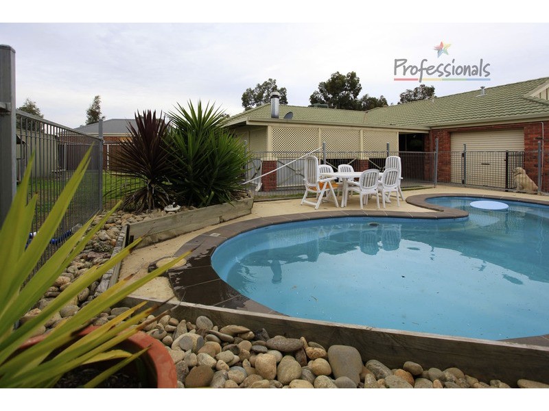 18 Bullara Court, Lavington NSW 2641