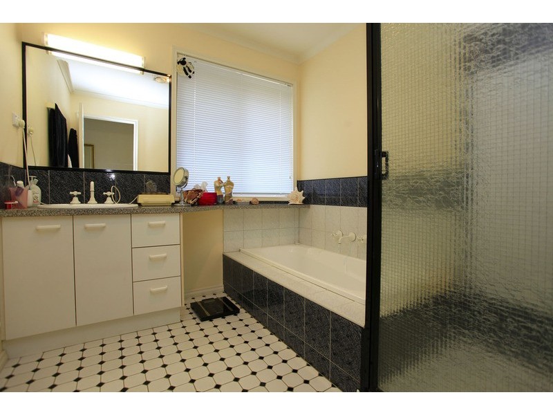 8 Jevington Drive, Wodonga VIC 3690